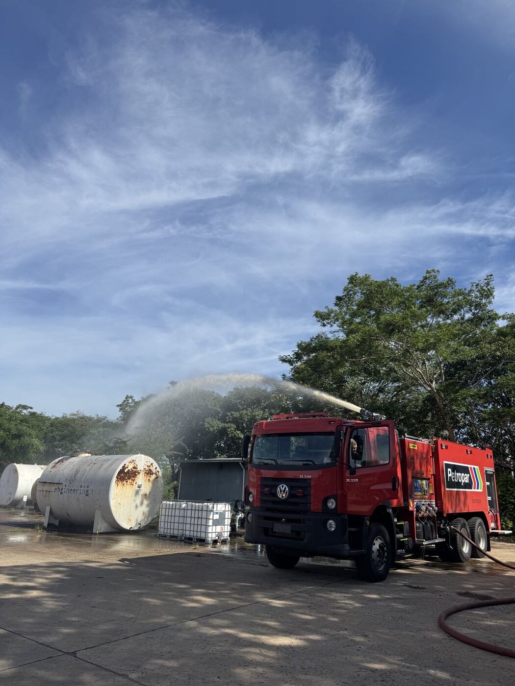 Prueba de lanzamiento de agua del autobomba de PETROPAR