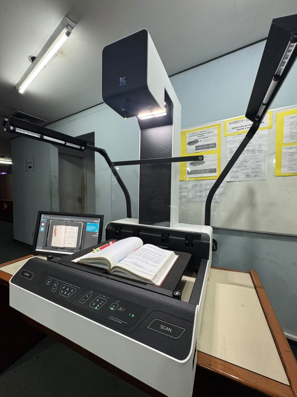 Escáner planetario en el archivo del MEC