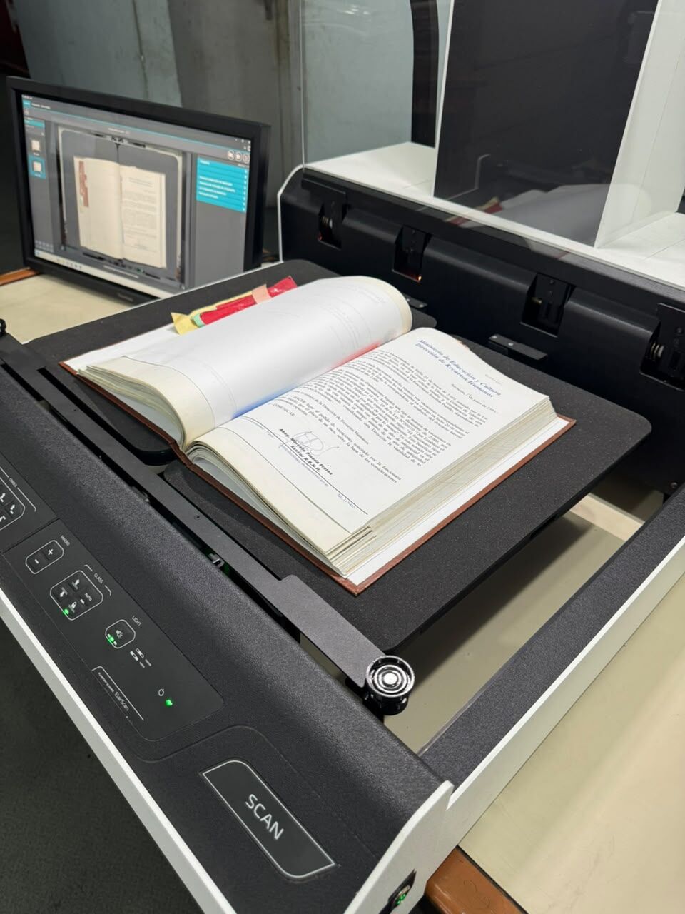 Digitalización de un libro de registros en escáner planetario