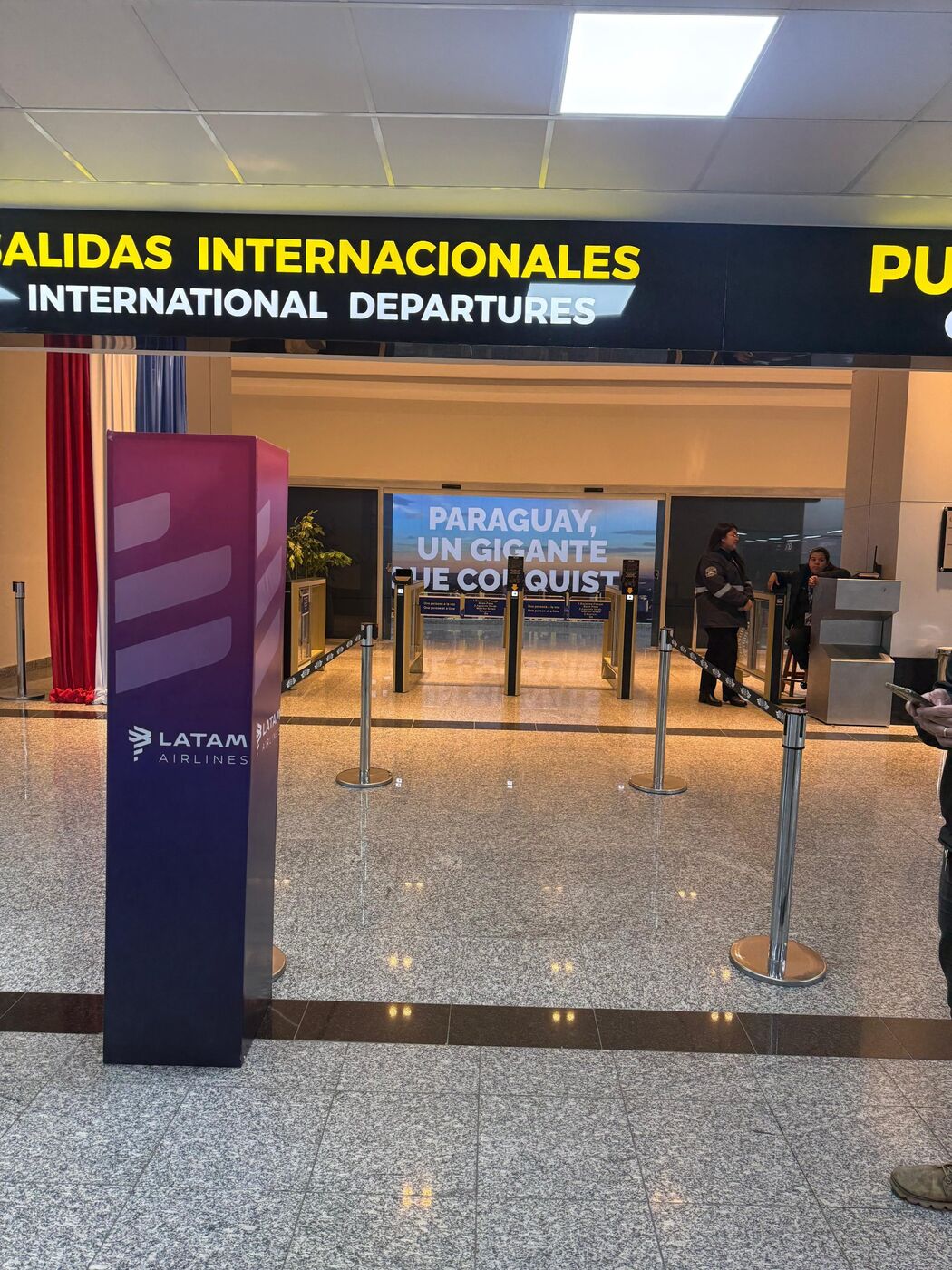 E-gates en Salidas Internacionales del Aeropuerto Silvio Pettirossi